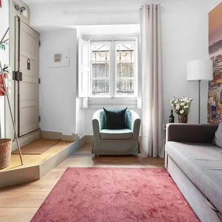 2 Bedroom Apt In Heart Of With Ac *