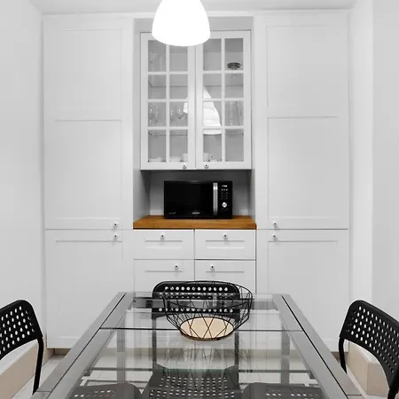 2 Bedroom Apt In Heart Of With Ac *