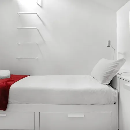 2 Bedroom Apt In Heart Of With Ac Lisbona