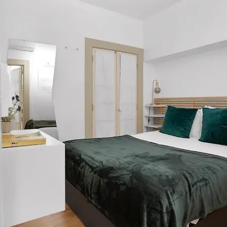 2 Bedroom Apt In Heart Of With Ac *
