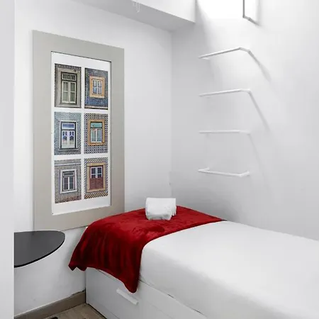 2 Bedroom Apt In Heart Of With Ac Lisbona