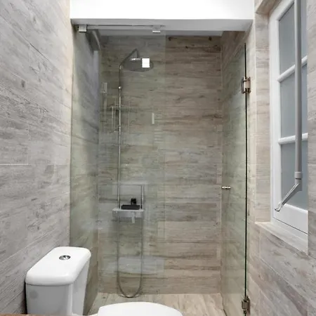 2 Bedroom Apt In Heart Of With Ac *