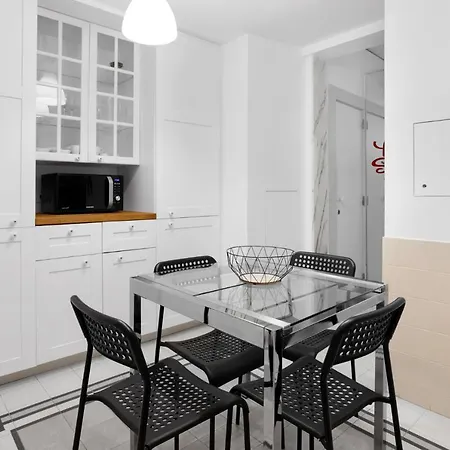 2 Bedroom Apt In Heart Of With Ac